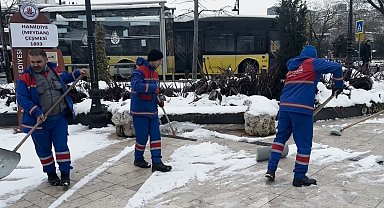 Kağıthane'de kaldırımlardaki kar ve buzlar temizleniyor
