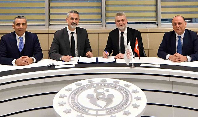 Kahramanmaraş'ta 50 mahalleye halı saha