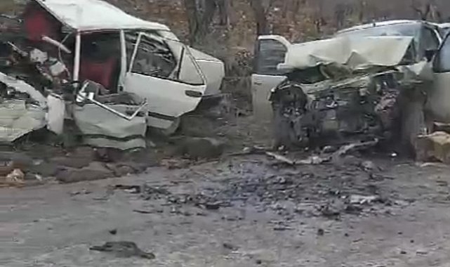 Kahramanmaraş'ta iki otomobil kafa kafaya çarpıştı: 3 ölü