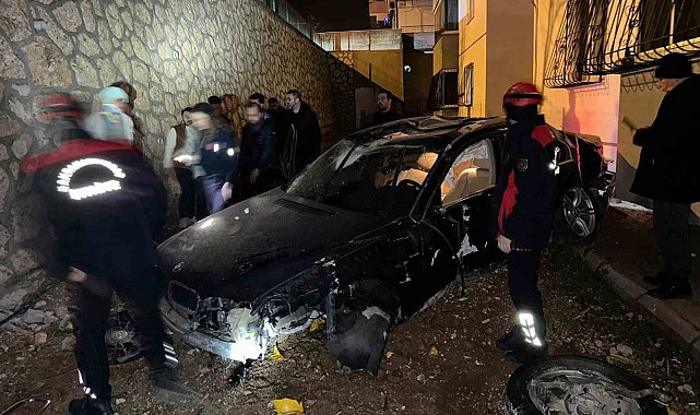 Kahramanmaraş'ta otomobil site bahçesine düştü