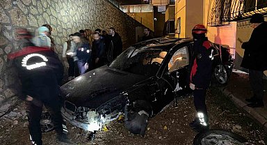 Kahramanmaraş'ta otomobil site bahçesine düştü