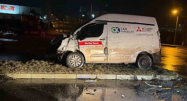 Kamyon ile minibüsün çarpıştığı kaza güvenlik kamerasında