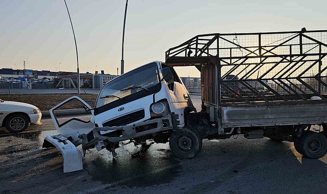 Kamyonet ile sivil polis aracı çarpıştı: 1 polis ağır yaralandı