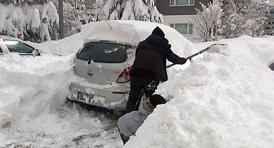Kar altında araçlarını aradılar