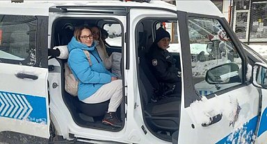 Kar sebebiyle sınava geç kalan öğrencilerin yardımına polis yetişti