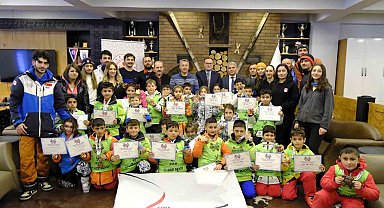 Kar taneleriyle kayak öğrendiler