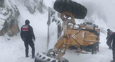 Kar temizliği yapan iş makinası devrildi, sürücüsü yaralandı