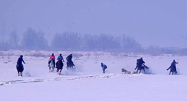Kar üstündeki at yarışında yürekler ağza geldi