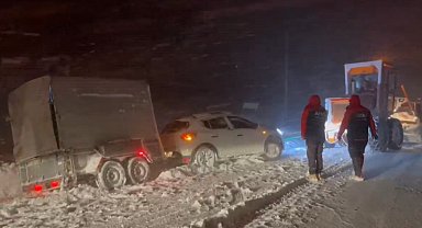 Kar ve tipi nedeniyle mahsur kalan vatandaşı ekipler kurtardı