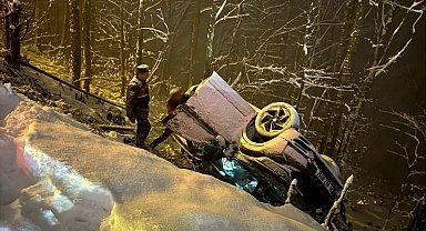 Kar yağışı kazayı beraberinde getirdi: Cip şarampole yuvarlandı, 3 kişi yaralandı