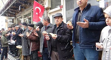 Kar yağışına rağmen esnaf geleneği bozmadı