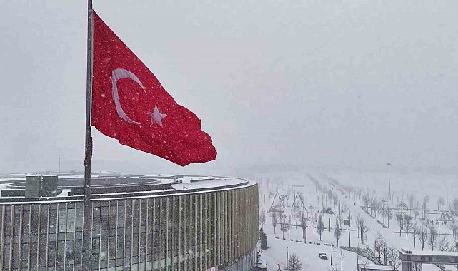 Kar yağışıyla beyaza bürünen Başakşehir Millet Bahçesi havadan görüntülendi