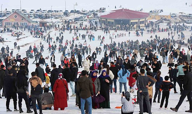 Karacadağ Kayak Merkezi ziyaretçi akınına uğruyor