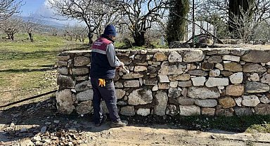 Karacasu'da mezarlığın yıkılan duvarı onarıldı