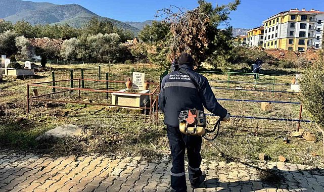 Karacasu'da mezarlıklarda temizlik çalışması başlatıldı
