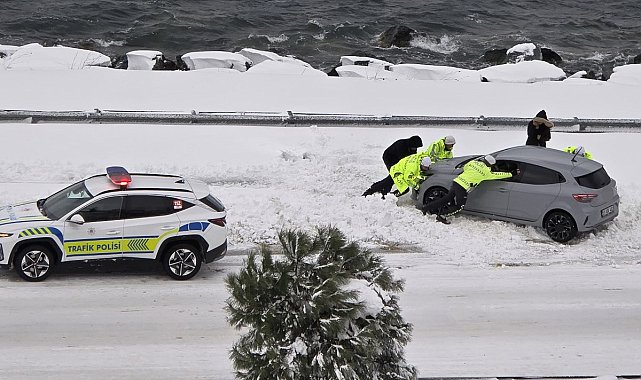 Karadeniz Sahil Yolu'nda bozulan aracı trafik polisleri itti