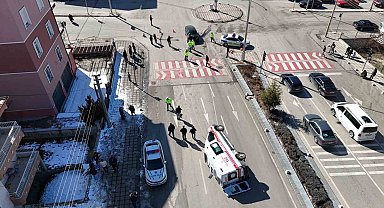 Karaman'da otomobille çarpışan ambulans devrildi: 3'ü sağlık görevlisi 5 kişi yaralandı