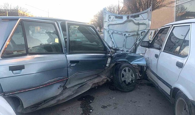 Karaman'da otomobiller çarpıştı: 2 yaralı