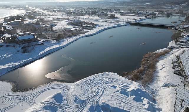 Karasu'da göl ve ilçe merkezinden geçen kanal dondu