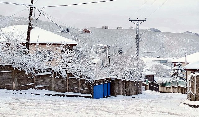 Karasu'nun yüksek mahallelerinde kar kalınlığı 10 santimi geçti