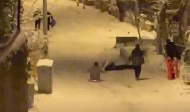 Karda kayak keyfi hastanede bitti... Genç kızın duvara çarpma anı kamerada