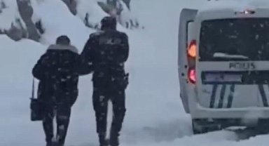 Karda mahsur kalanların yardımına polisler yetişti
