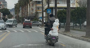 Kardan adamı motosikletle taşıdı