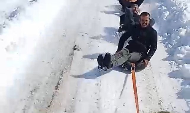 Karın keyfini tekerleklerden yaptıkları kızak ile çıkardılar