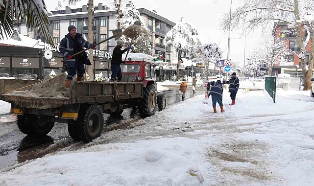 Karla 72 saat mücadele ettiler 350 ton tuz kullanıldı