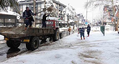 Karla 72 saat mücadele ettiler 350 ton tuz kullanıldı