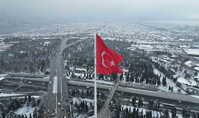Karla bütünleşen Edirnekapı Şehitliği'ndeki dev Türk bayrağı havadan görüntülendi