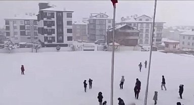 Karlı havada yürek ısıtan görüntüler: "Çıkartayım mı sizi kar topu oynamaya?"