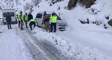 Karlı yolda mahsur kalan vatandaşların imdadına Mehmetçik yetişti