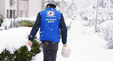 Karlı yolları aşarak ulaştırdılar
