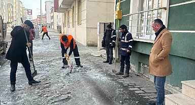 Kars'ın kaldırımların buzu kırılıyor