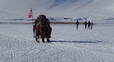 Kars'ta atlar buz üzerinde dörtnala