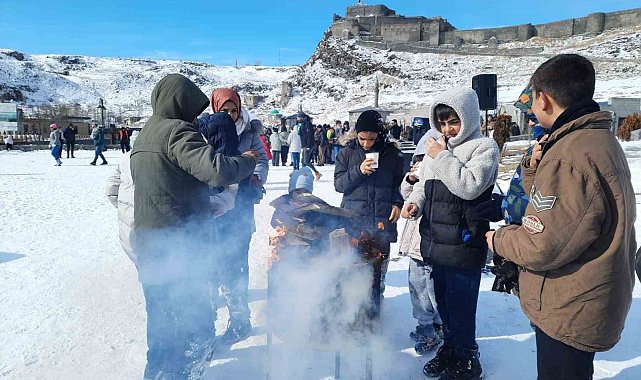Kars'ta çocuklar kar şenliğinde gönüllerince eğlendi