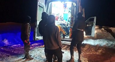 Kars'ta ekipler 1 metre karı aşarak hastayı hastaneye ulaştırdı