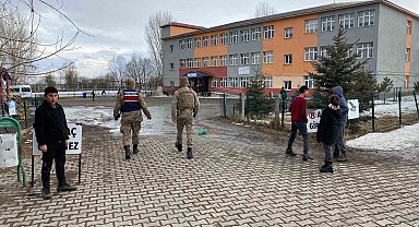 Kars'ta jandarmadan "Huzurlu Okul Önleri" ve "Huzurlu Sokaklar" uygulaması