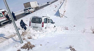 Kars'ta otomobil ile ticari araç çarpıştı: 9 yaralı