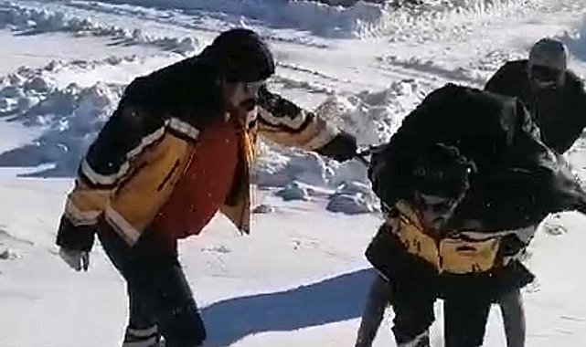Kars'ta sağlık çalışanı yaşlı kadını sırtında ambulansa taşıdı