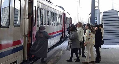 Kars'tan Erzurum'a 'dolu dolu' tren yolculuğu