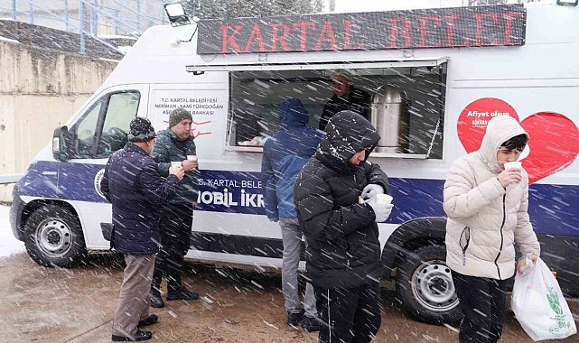 Kartal Belediyesi'nden vatandaşlara sıcak çorba ikramı