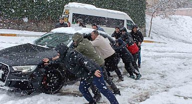 Kartal'da karda mahsur kalan araç sürücüsünün imdadına vatandaşlar yetişti