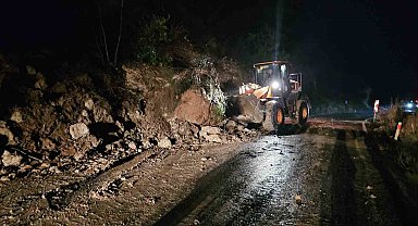 Kastamonu-Bartın karayolu heyelan sebebiyle ulaşıma kapandı