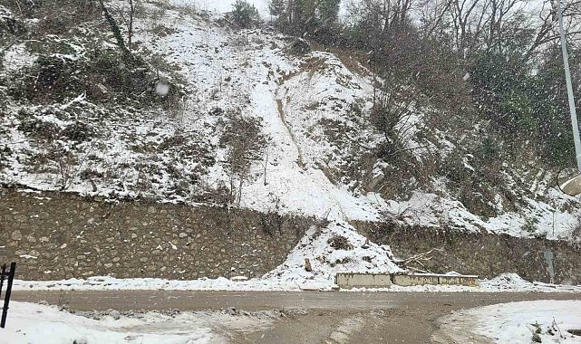Kastamonu'da dağdan kopan taşlar yola düştü: 3 bina tahliye edildi