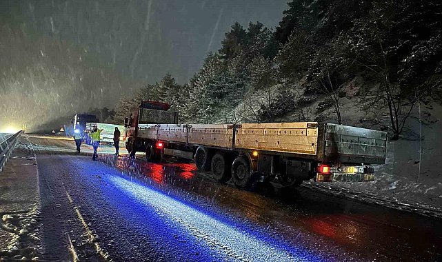 Kastamonu'da yoğun kar yağışı: Araçlar yolda mahsur kaldı
