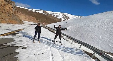 Kayak severler Eğribel'de buluştu; Eski yol kayak pisti oldu