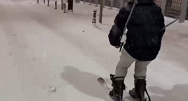 Kayakla Erzurum sokaklarında tur attı