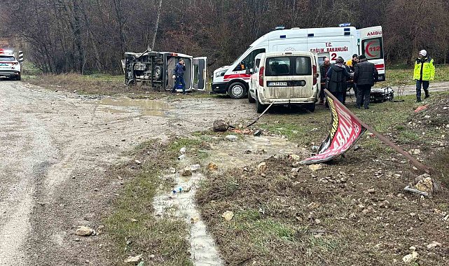 Kaygan yolda kontrolden çıkan minibüs devrildi: 2 yaralı